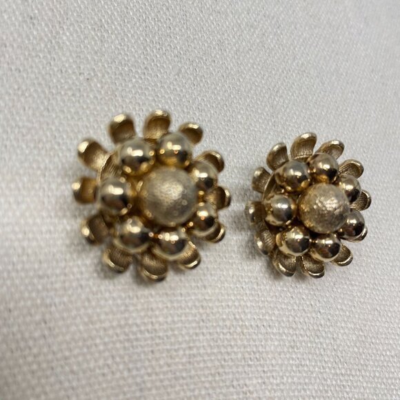 Vintage Kramer‎ Gold-Tone Clip-On Earrings Floral Design - Picture 3 of 8